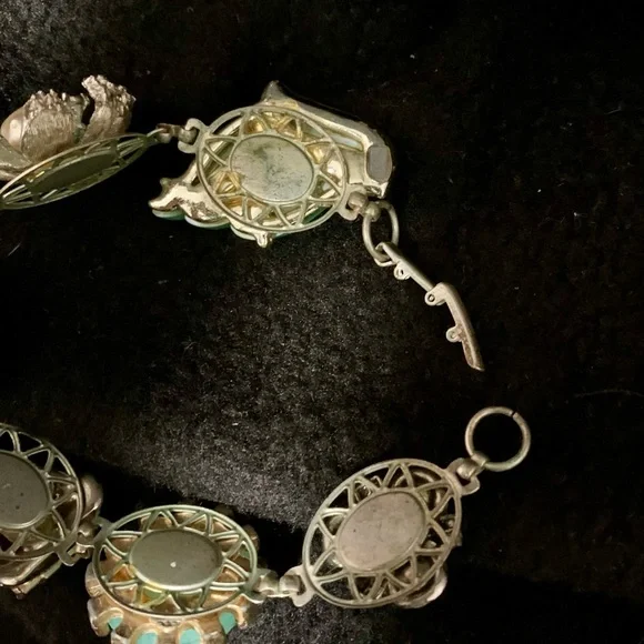 Vintage 1950s/60s Turquoise Tone Charm Bracelet – Gold Tone – Unsigned - Picture 6 of 8